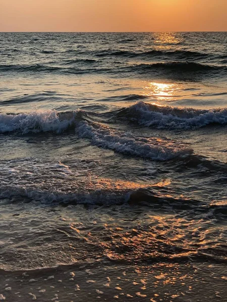 Okyanus Gün Batımında Deniz Dalgaları Gün Doğumu Suda Güneş Işığı — Stok fotoğraf