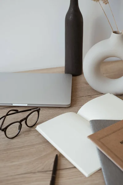 ノートパソコン ノートブック 木製の背景にメガネ付きのホームオフィスデスクワークスペース 審美的なブログ ウェブ ソーシャルメディアの概念 — ストック写真
