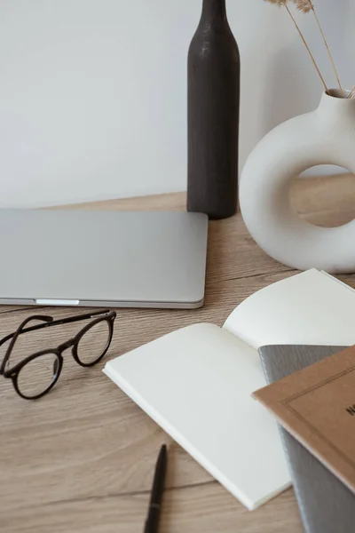 Hogar Escritorio Oficina Espacio Trabajo Con Ordenador Portátil Portátil Gafas —  Fotos de Stock