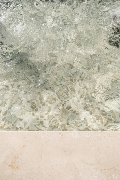 햇빛에 그을린 그림자의 파도가 반사되는 아름다운 수영장 수있다 최소의 심미적 — 스톡 사진