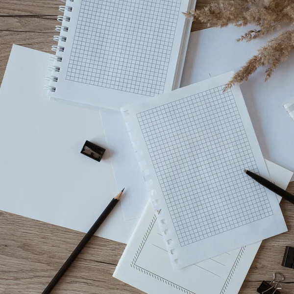 Schreibtischarbeitsplatz Home Office Mit Leeren Papierblättern Notizbuch Pampasgras Auf Holzgrund — Stockfoto