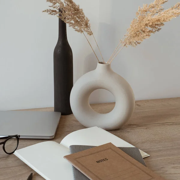 Schreibtisch Home Office Mit Laptop Notizbuch Brille Auf Holzgrund Ästhetisches — Stockfoto