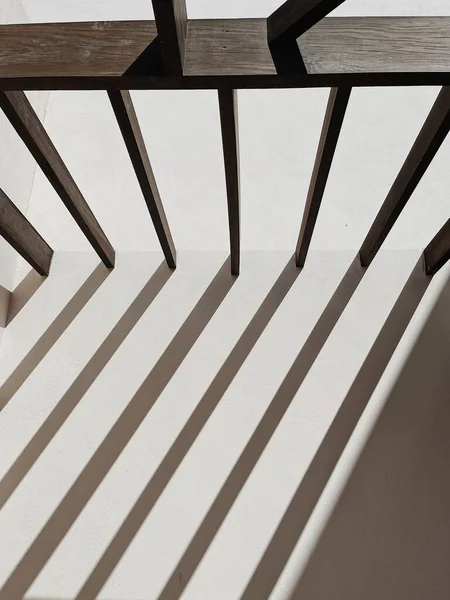 Bej duvarları ve demiryolu güneş ışığı gölgeleri olan modern doğu tarzı bir bina. Soyut mimari ön cephe tasarım kavramı