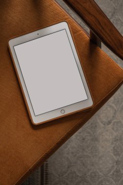 Eski sandalye ve halının üzerinde boş tablet tablet düzlüğü. Ofis masası çalışma alanı. Kadın, kadın patron estetik işi, kopya alanının şablonu. Düz yatış, üst görünüm