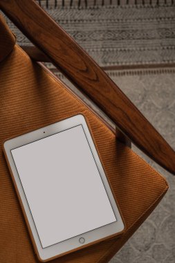 Eski sandalye ve halının üzerinde boş tablet tablet düzlüğü. Ofis masası çalışma alanı. Kadın, kadın patron estetik işi, kopya alanının şablonu. Düz yatış, üst görünüm
