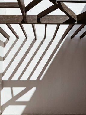 Bej duvarları ve demiryolu güneş ışığı gölgeleri olan modern doğu tarzı bir bina. Soyut mimari ön cephe tasarım kavramı