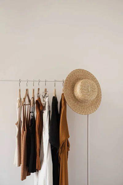 Damesmode Heldere Pastelkledij Kledingrek Witte Achtergrond Minimalistisch Modeblog Concept — Stockfoto