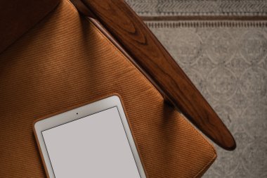 Eski sandalye ve halının üzerinde boş tablet tablet düzlüğü. Ofis masası çalışma alanı. Kadın, kadın patron estetik işi, kopya alanının şablonu. Düz yatış, üst görünüm