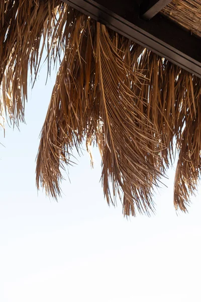 美丽的休憩亭天篷 可在沙滩上休息 海景尽收眼底 天空蔚蓝 用干棕榈叶制成的帐篷 — 图库照片