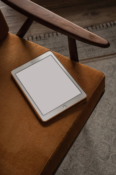 Tablet Schermo Bianco Sedia Vintage Blog Minimalista Sito Web Modello — Foto Stock