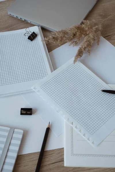 Hogar Escritorio Oficina Espacio Trabajo Con Hojas Papel Blanco Portátil — Foto de Stock