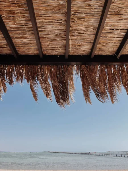 Bellissimo Padiglione Baldacchino Rilassarsi Sulla Spiaggia Con Tenda Fatta Foglie — Foto Stock