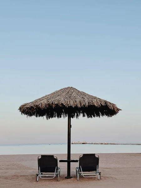 Bellissimo Padiglione Baldacchino Rilassarsi Sulla Spiaggia Con Tenda Paglia Vista — Foto Stock