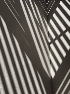 Bej duvarlar ve demiryolu güneş ışığı gölgeleri. Soyut mimari ön cephe tasarım kavramı