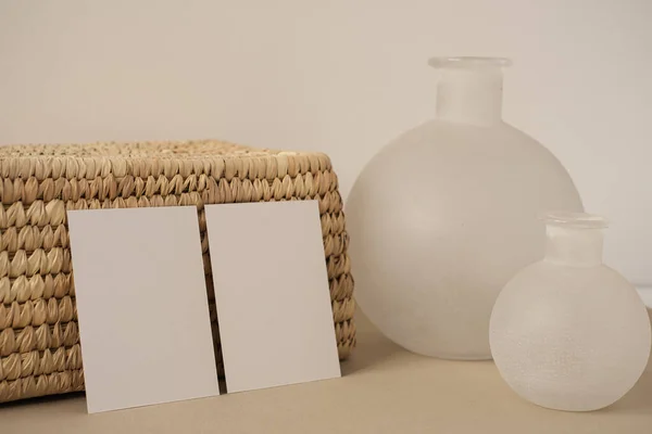 Cartões Papel Branco Com Espaço Cópia Mockup Belo Vaso Branco — Fotografia de Stock