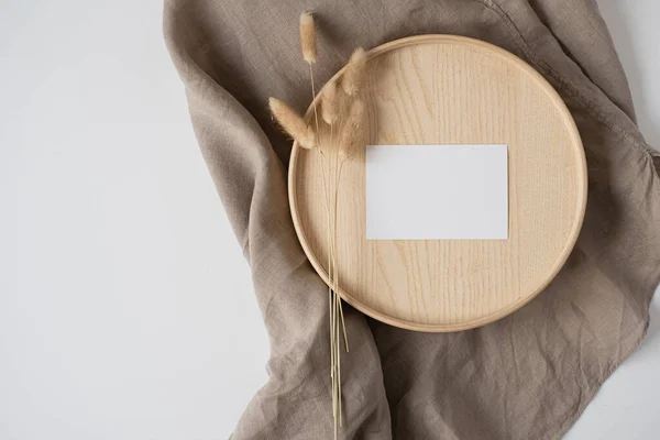 Prázdná Papírová Karta Maketou Kopírujte Prostor Králičí Ocas Dřevěné Rakvi — Stock fotografie