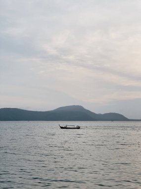 Adaları ve mavi gökyüzünü gören yalnız bir tekne.