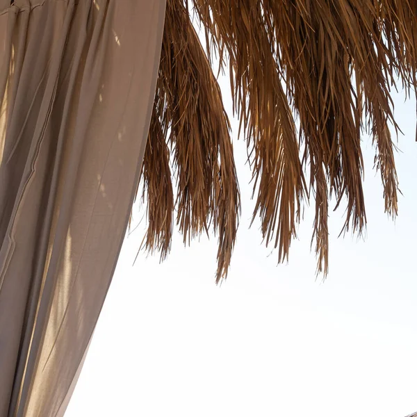 干棕榈树叶 窗帘和蓝天景观 带帐篷的休息室 热带天堂背景下的审美暑假 — 图库照片