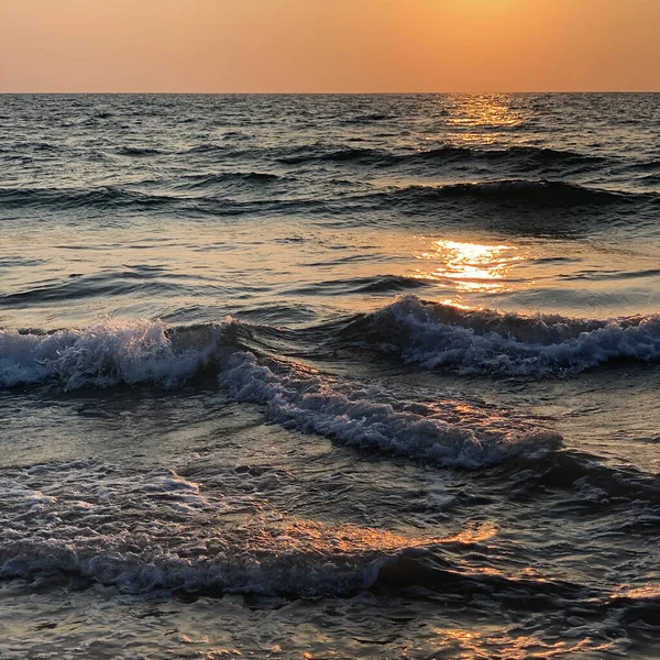 日落时的海浪 日出时阳光映照在水面上 — 图库照片