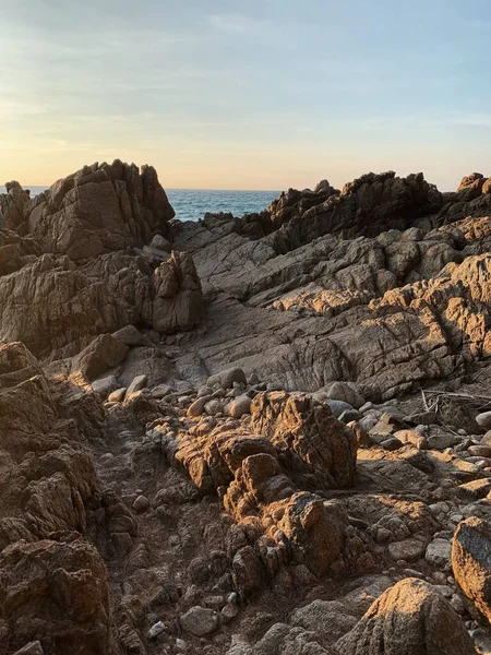 Surface Rocheuse Rugueuse Avec Ombres Ensoleillées Vue Sur Mer Ciel — Photo