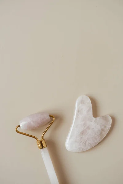 Flatlay Gua Sha Massage Roller Och Sten Skrapa Verktyg Neutral — Stockfoto