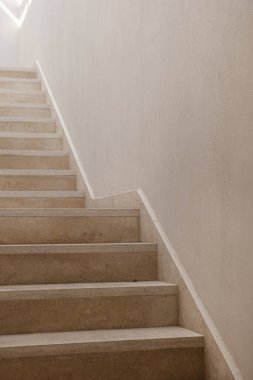 Minimum estetik mimari konsepti. Bej duvar ve merdivenler. Tarafsız asgari arkaplan
