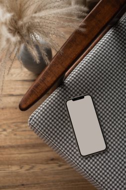 Retro sandalyedeki boş ekran cep telefonu düzlüğü. Ofis masası çalışma alanı. Kadın, kadın patron estetik işi, kopya alanının şablonu. Düz yerde, üst tarafta. Web, uygulama, sosyal medya