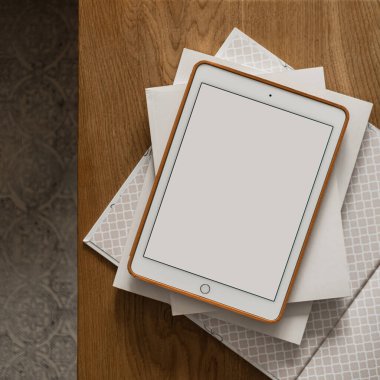 Boş tablet tablet düz tablet, tahta masa ve halıda kağıt çarşaflar. Ofis masası çalışma alanı. Kadın, kadın patron estetik işi, kopya alanının şablonu. Düz yatış, üst görünüm