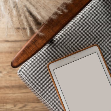 Vintage sandalyede boş ekran tableti. Düz yatak, üst görünüm minimalist blog, web sitesi, uygulama şablonu. Boşluk pedi modelini kopyala.