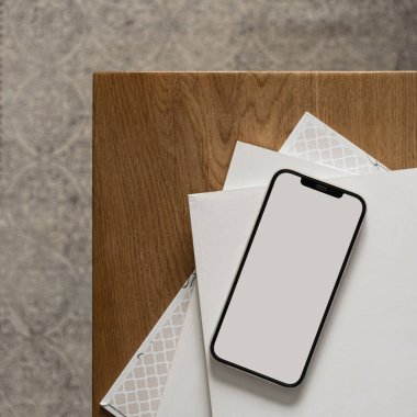 Ahşap masada boş ekran cep telefonu. Düz yatak, üst görünüm minimalist blog, web sitesi, uygulama şablonu. Boşluk modellemesini kopyala.