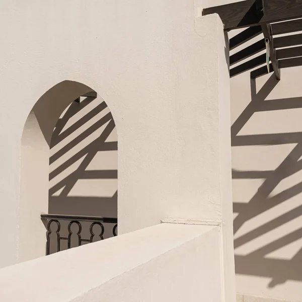 현대식 양식의 건물에 베이지 그리고 벽에는 햇빛의 그림자가 드리워져 추상적 — 스톡 사진
