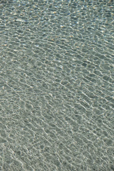 Klares Blaues Wasser Mit Wellen Sonnenlicht Schatten Reflexionen Hintergrund Sommerurlaub — Stockfoto