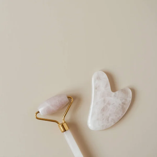 Flatlay Rolo Massagem Gua Sha Ferramenta Raspador Pedra Fundo Bege — Fotografia de Stock