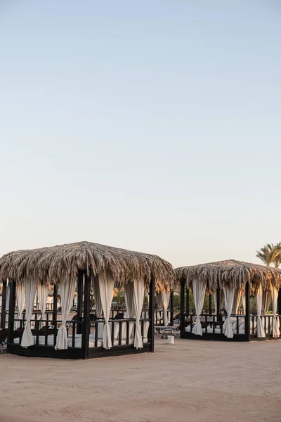 Bellissimo Padiglione Lounge Rilassarsi Sulla Spiaggia Con Sabbia Vista Mare — Foto Stock