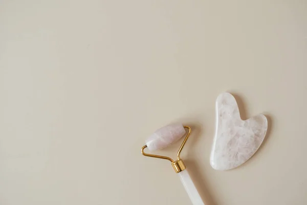 Flatlay Rolo Massagem Gua Sha Ferramenta Raspador Pedra Fundo Bege — Fotografia de Stock