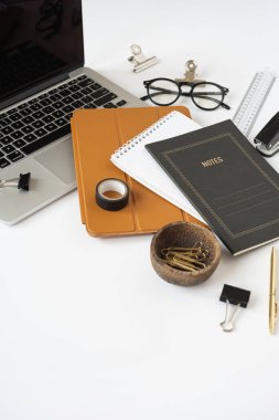 Beyaz arka planda estetik minimalist ofis masası çalışma alanı. Defter, dizüstü bilgisayar, tablet ped. İş, iş konsepti blog, web sitesi, sosyal medya.
