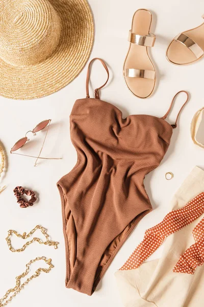 Ovanifrån Neutrala Färger Damkläder Och Accessoarer För Sommarsemester Beach Chill — Stockfoto