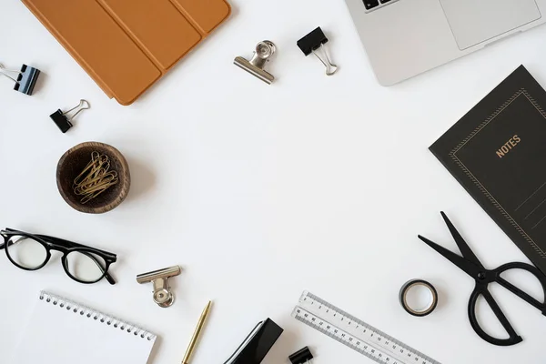 Espacio Trabajo Escritorio Oficina Estética Con Computadora Portátil Cuaderno Almohadilla —  Fotos de Stock