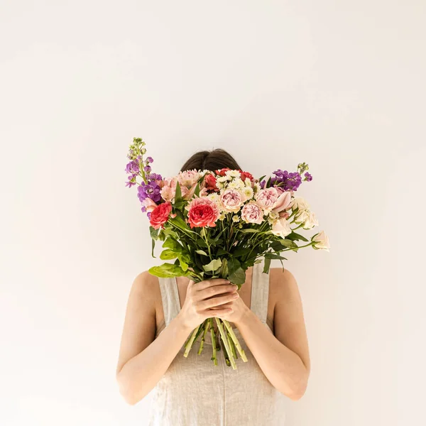 Ramo Flores Colores Manos Femeninas Sobre Fondo Blanco Mujer Joven — Foto de Stock