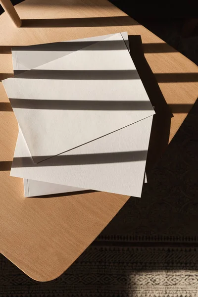 Flatlay Der Ästhetischen Pariser Einladungsvorlage Leere Papierbögen Mit Kopierattrappe Holzstuhl — Stockfoto