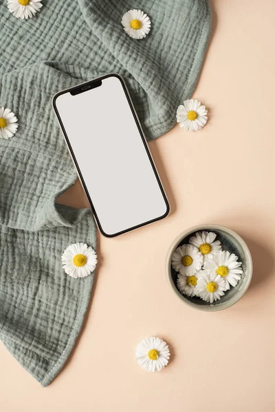 Teléfono Móvil Pantalla Blanco Con Espacio Copia Maqueta Capullos Flores —  Fotos de Stock