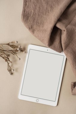 Boş tablet tablet düz tablet bej arka planda keten kumaş. Estetik ofis masası çalışma alanı. Bayan, kız patron işi, iş, blog şablonu ve maket alanı. Düz yatış, üst görünüm.