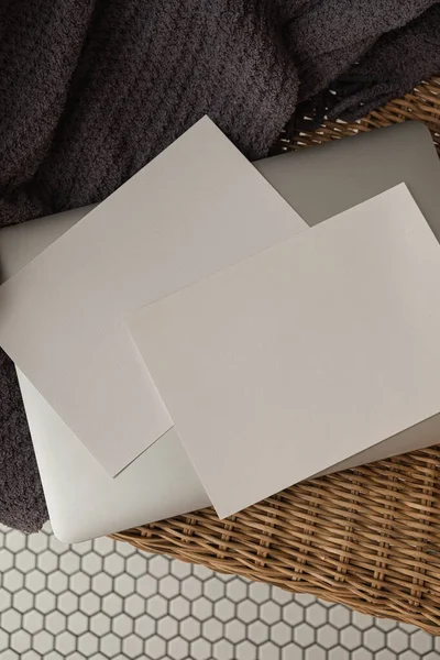 Folha Cartão Convite Papel Branco Com Layout Espaço Cópia Mockup — Fotografia de Stock