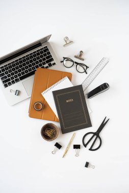 Beyaz arka planda estetik minimalist ofis masası çalışma alanı. Defter, dizüstü bilgisayar, tablet ped. İş, iş konsepti blog, web sitesi, sosyal medya.