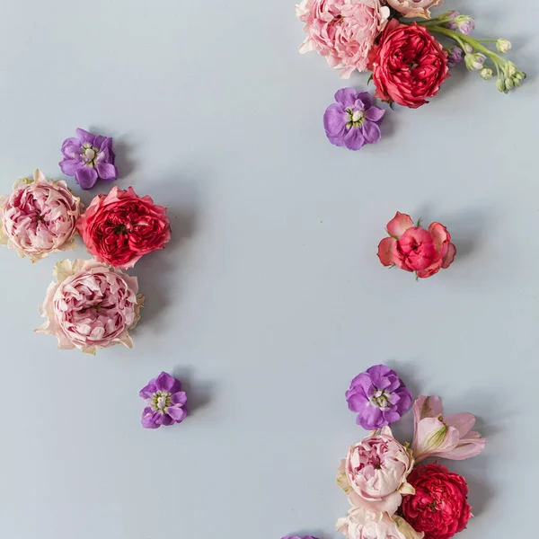 Abstrakte Florale Ästhetik Blumenkranz Aus Bunten Rosenblüten Auf Blauem Hintergrund — Stockfoto