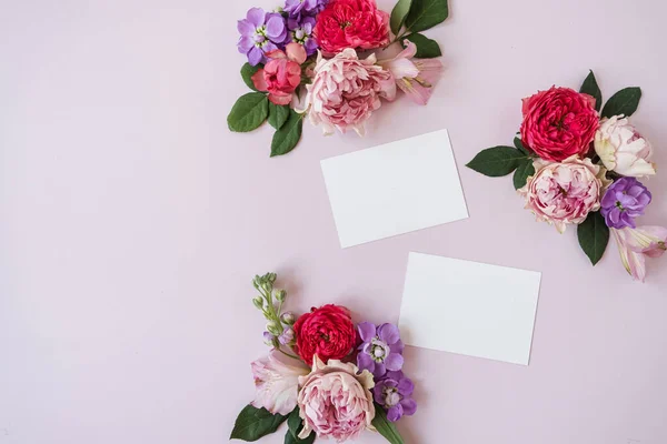 Cartões Folha Papel Branco Com Espaço Cópia Mockup Botões Flores — Fotografia de Stock