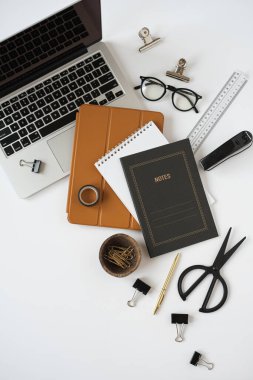 Beyaz arka planda estetik minimalist ofis masası çalışma alanı. Defter, dizüstü bilgisayar, tablet ped. İş, iş konsepti blog, web sitesi, sosyal medya.