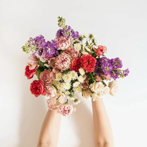 Las Manos Femeninas Sostienen Ramo Estético Flores Rosas Colores Sobre — Foto de Stock