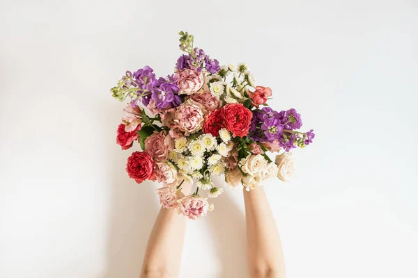 Weibliche Hände Halten Einen Ästhetischen Strauß Bunter Rosenblüten Auf Weißem — Stockfoto