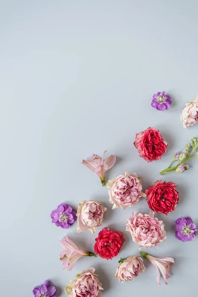 抽象的な花の背景 カラフルなピンクと赤のバラの花の背景 美しい花や花びら 芸術植物テンプレート — ストック写真